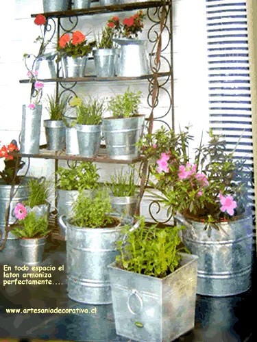 Exhibición de Productos y Maceteros en Latón y Cobre - Artesanía Decorativa Matilde Lira